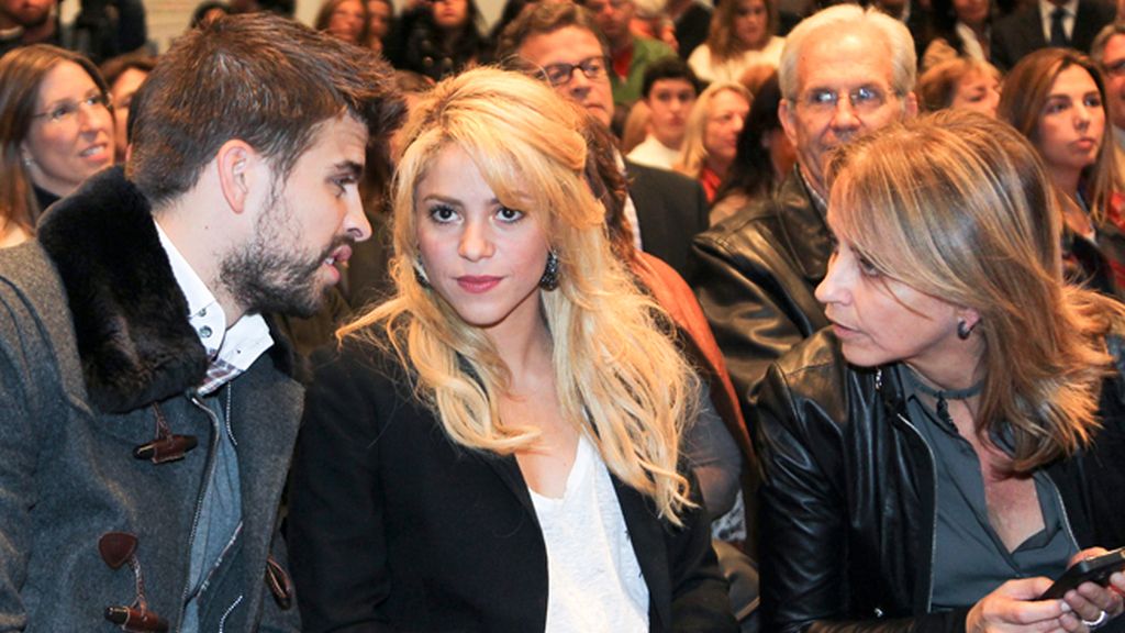 Gerard Piqué se lleva a Shakira a la presentación del libro de su padre