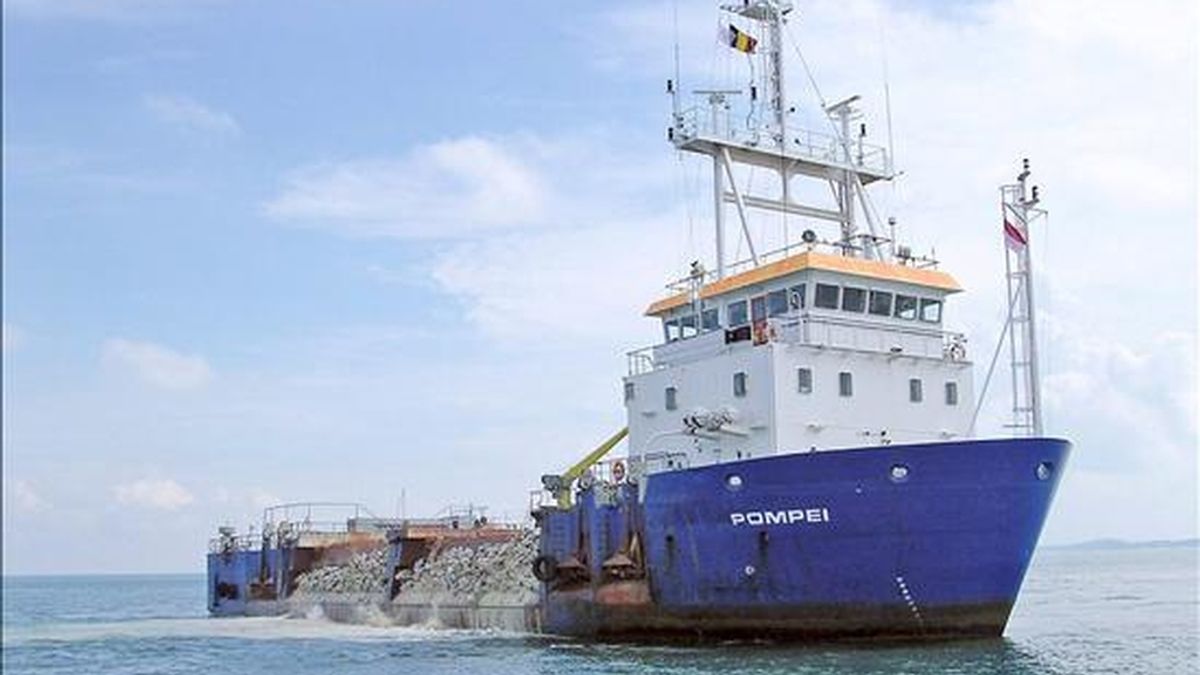 Fotografía con fecha desconocida y facilitada por el grupo Jan De Nul Group, que muestra la embarcación belga 'Pompei'. El buque belga "Pompei" y su tripulación, capturados por piratas somalís el 18 de abril pasado, fueron liberados hoy, según anunció el primer ministro, Herman Van Rompuy. EFE/Archivo