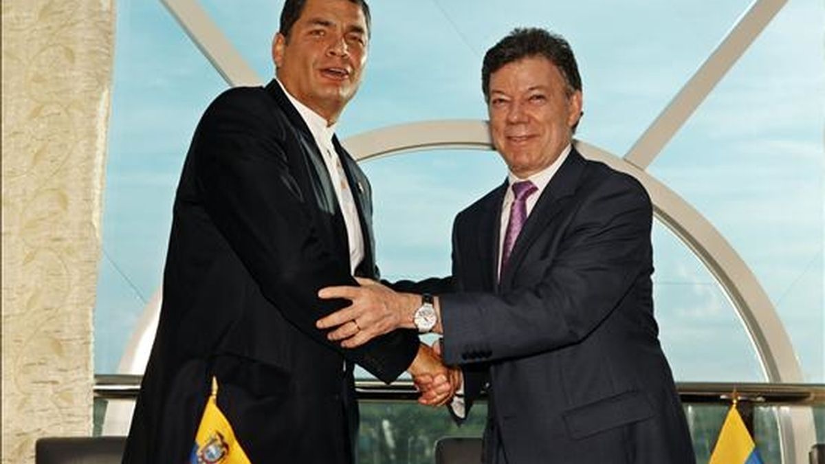 El presidente ecuatoriano, Rafael Correa (i), saluda a su homólogo colombiano, Juan Manuel Santos (d), durante la Cumbre de la Unión de Naciones Suramericanas (Unasur) en Georgetown (Guyana). EFE