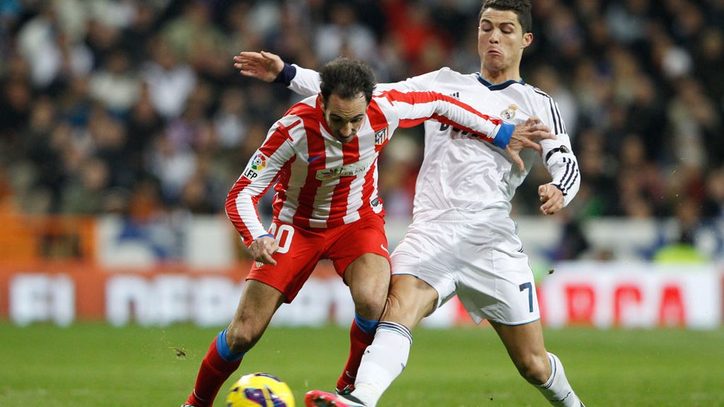 Cristiano Ronaldo y Juan Fran disputan el balón en un derbi en el Bernabéu Cristiano Ronaldo y Juan Fran disputan el balón en un derbi en el Bernabéu