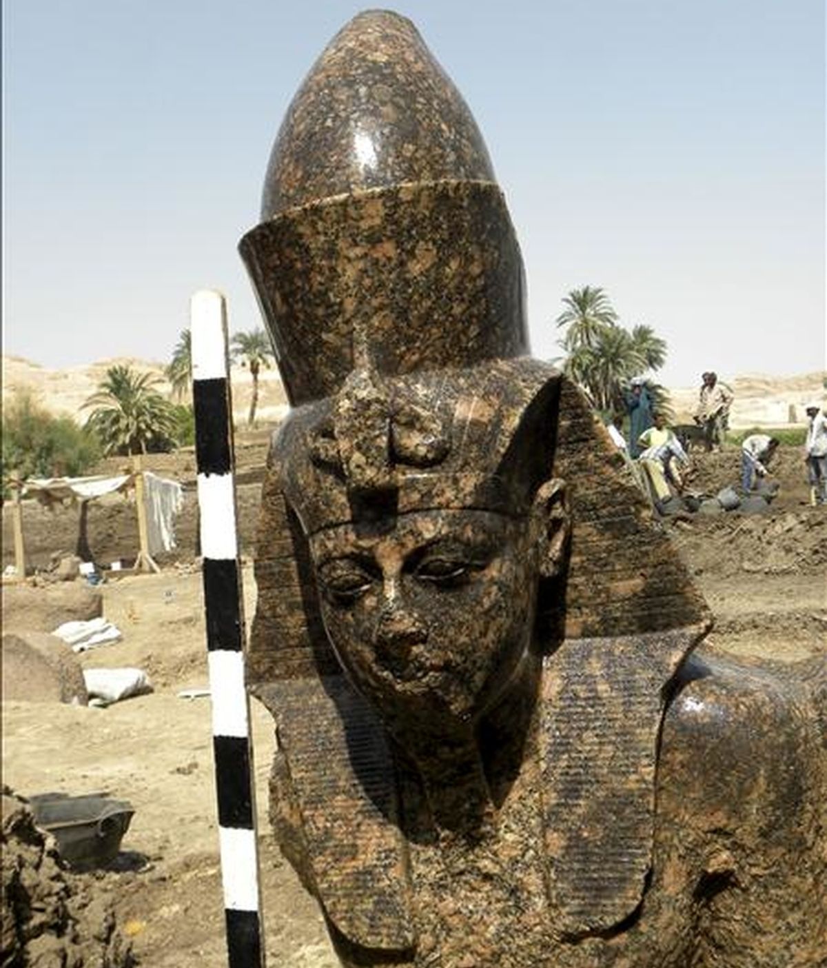 Un equipo de arqueólogos egipcios ha descubierto una estatua del faraón Amehotep III (1410-1372 a.C.) en la ciudad monumental de Luxor. La estatua, esculpida en granito, representa a Amenhotep III sentado sobre un trono a lado del dios faraónico Amon, la principal divinidad de Tebas, la capital de Egipto en el Imperio Medio (1975-1640 a.C.) e Imperio Nuevo (1539-1075 a.C), y que se alzaba en lo que hoy es Luxor. EFE