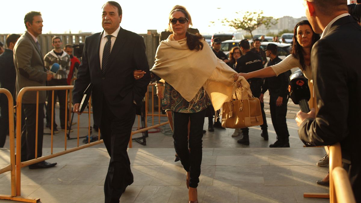 Isabel Pantoja entrando al juzgado de Málaga
