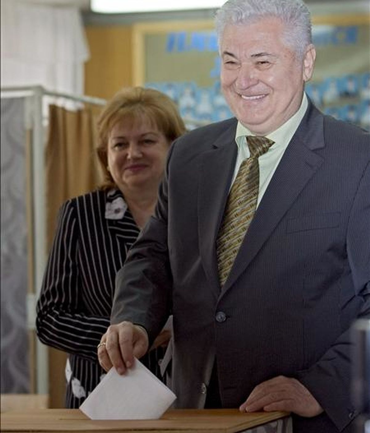 El presidente de Moldavia, Vladimir Voronin (d), y su esposa, Taisia Voronin, depositan su voto hoy en un colegio electoral para los comicios al Parlamento, en el Liceo Antioh Cantemir de Chisinau (Moldavia). EFE