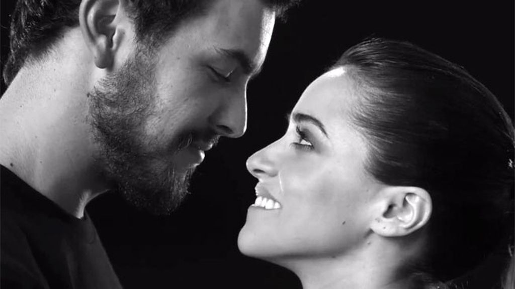Así fue el besazo a lo Romeo y Julieta de Mario Casas y Macarena
