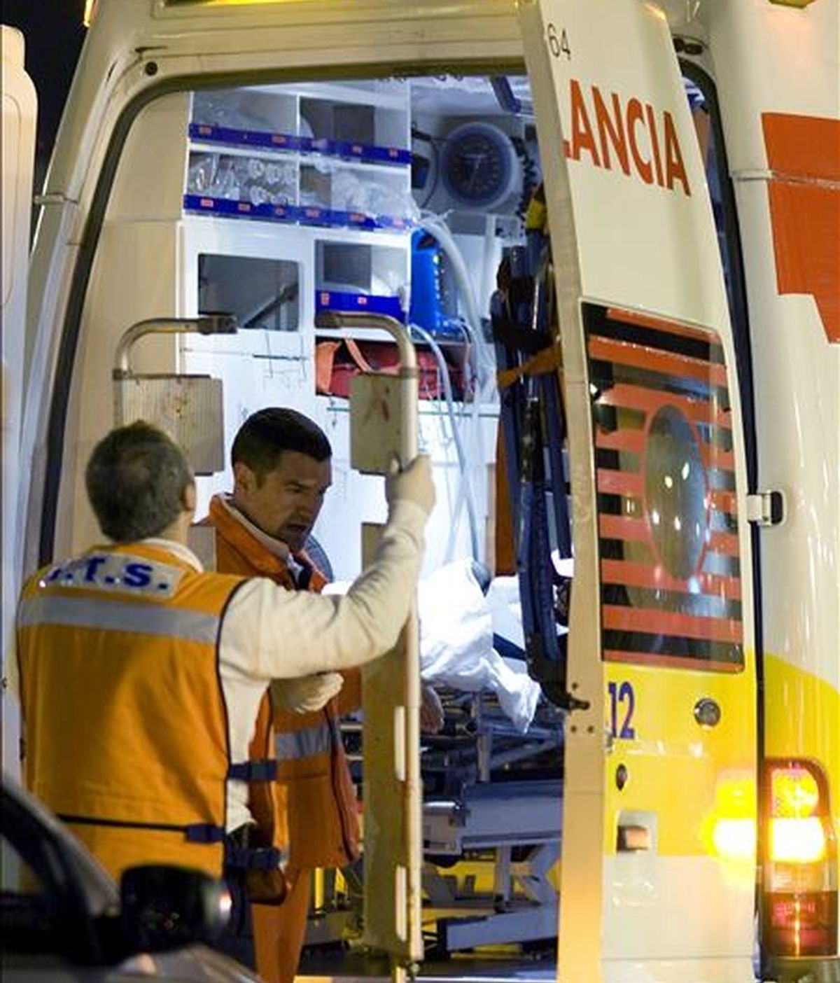 Dos sanitarios atienden a una persona en una  ambulancia. EFE/Archivo