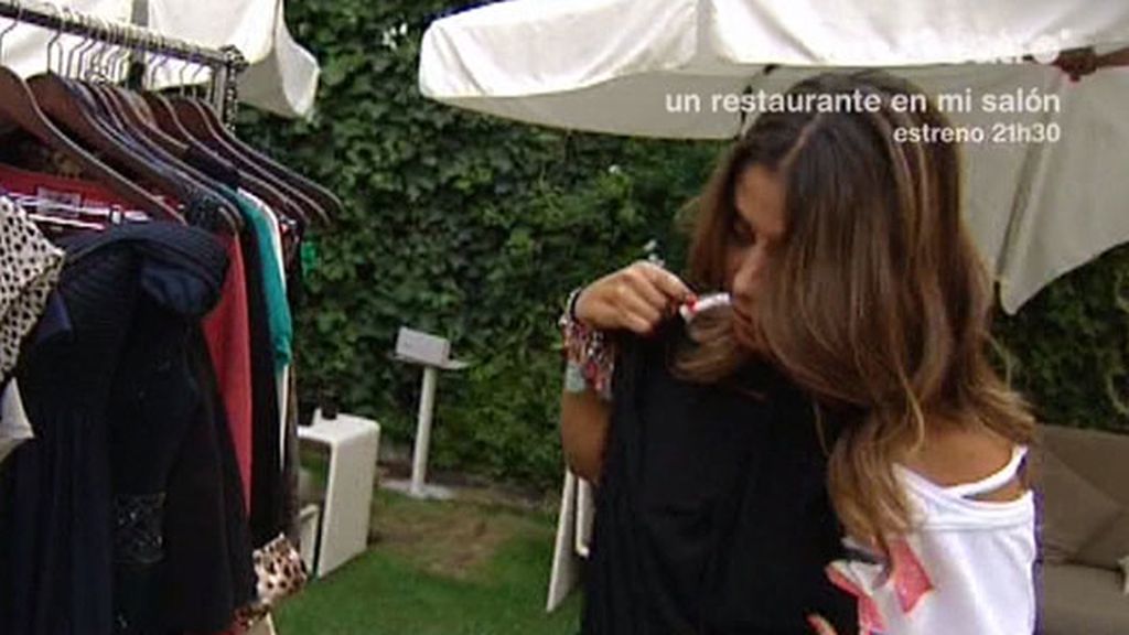 Vestido negro y complementos 'fluor' para las noches de fiesta