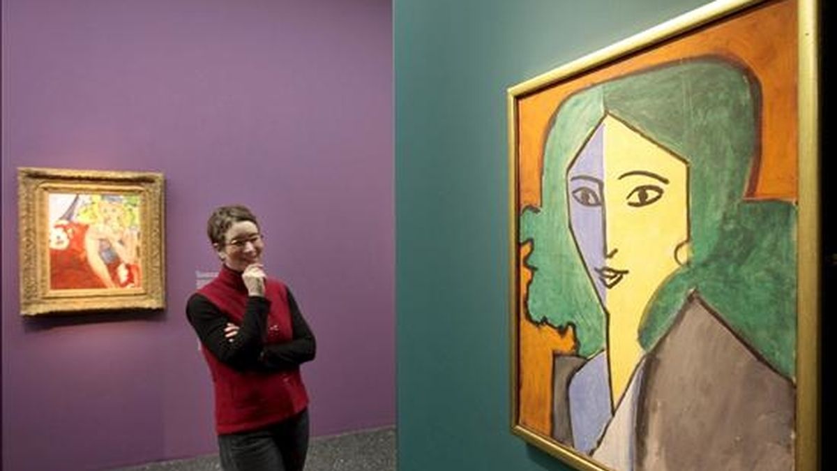 Una mujer observa el cuadro "Madame L.D. Retrato en verde, azul y amarillo" (1947) de Henry Matisse en una exposición de Hamburgo (Alemania). EFE/Archivo