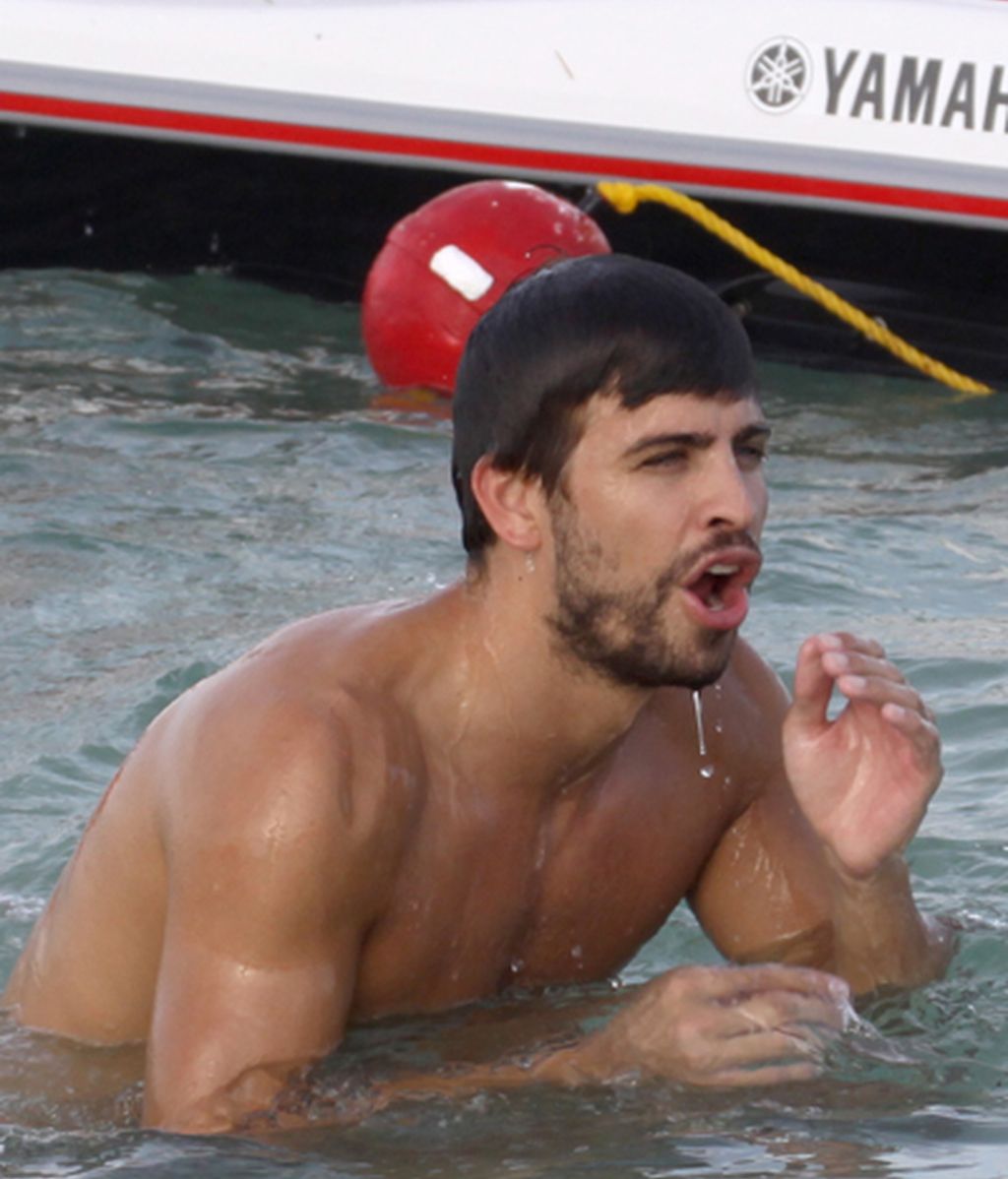 Piqué se divierte en la playa sin Shakira