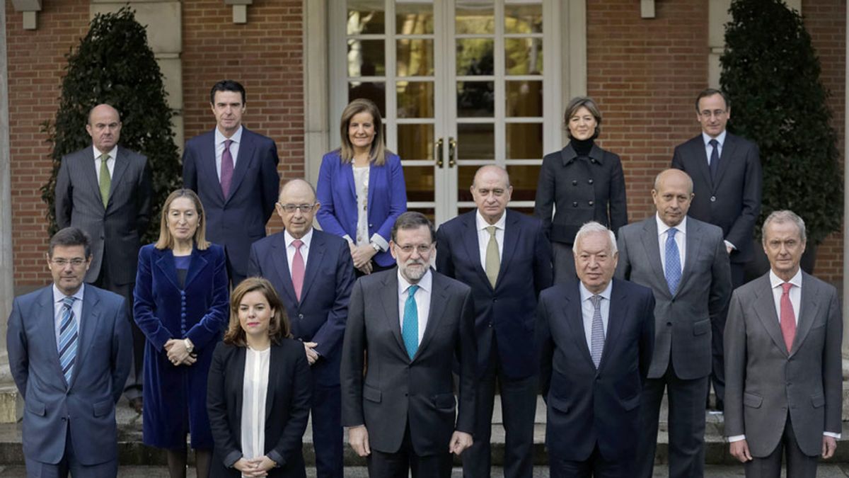 Rajoy actualiza la foto oficial de su equipo de Gobierno tras la dimisión de Mato y la llegada de Alonso