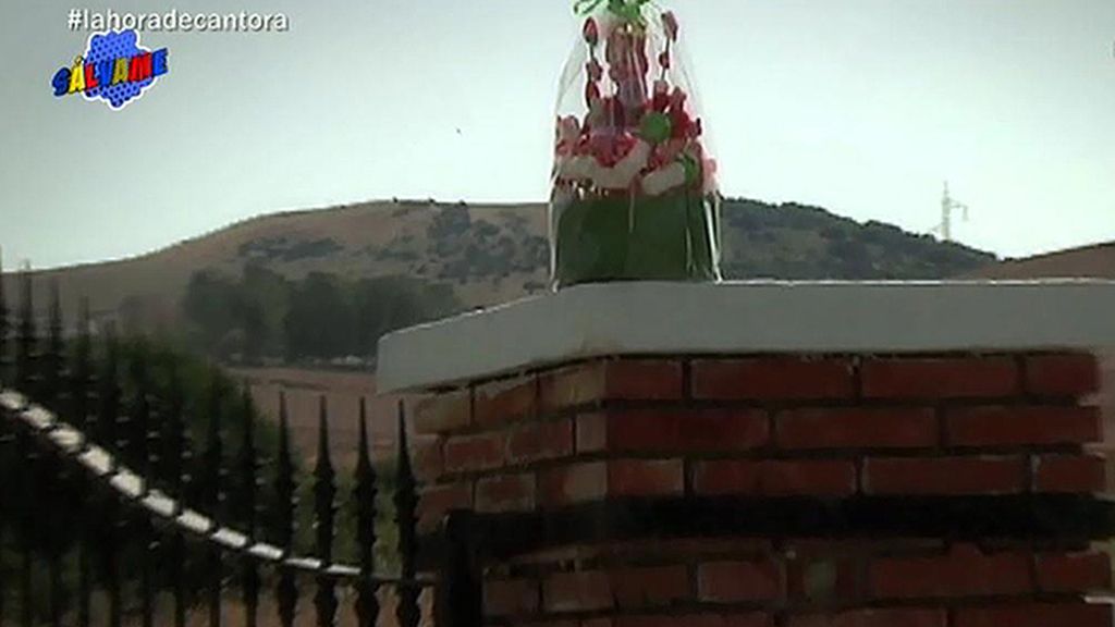 Un bolso con las fotos de Kiko Rivera y los colaboradores del programa