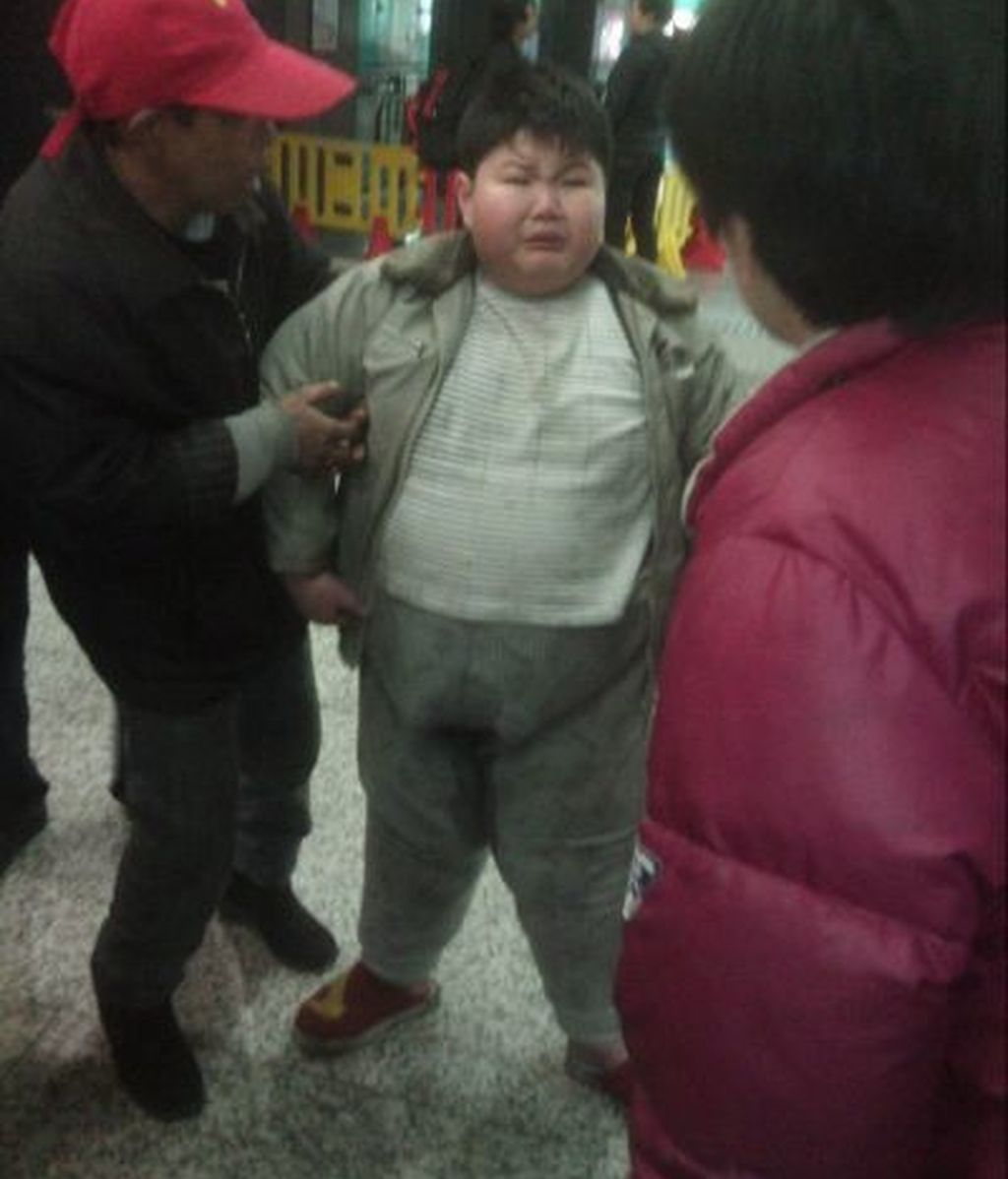 Sus padres lo dejan tirado en la calle por ser obeso