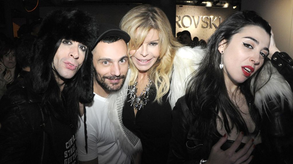 Concierto de Nancys Rubias, con toda la troupe, cegados por el brillo de Swarovski