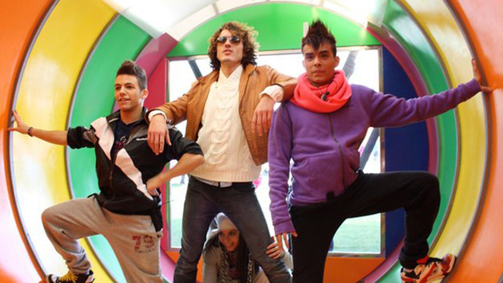 Pepe con Yron, Aarón y Yurena en el tubo multicolor