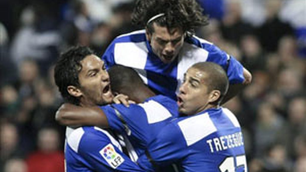El delantero francés del Hércules Olivier Thomert (c), celebra con sus compañeros David Trezeguet (d), el colombiano Abel Aguilar (i) y el paraguayo Nelson Valdez, el gol que ha marcado al Atlético de Madrid, tercero para el conjunto alicantino, en el partido de la decimoctava jornada de Liga, en el estadio José Rico Pérez de Alicante. EFE El delantero francés del Hércules Olivier Thomert (c), celebra con sus compañeros David Trezeguet (d), el colombiano Abel Aguilar (i) y el paraguayo Nelson Valdez, el gol que ha marcado al Atlético de Madrid, tercero para el conjunto alicantino, en el partido de la decimoctava jornada de Liga, en el estadio José Rico Pérez de Alicante. EFE