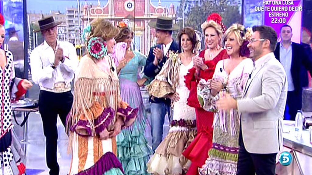 Aperitivos, trajes de sevillanas y abanicos para todos