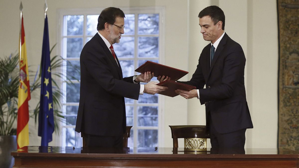 Rajoy y Sánchez firman su primer pacto de Estado