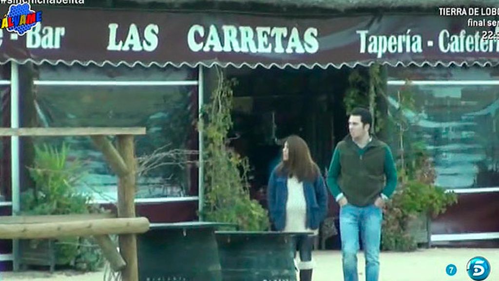 Imágenes de Chabelita y Alberto, acompañados de un amigo que les fotografía