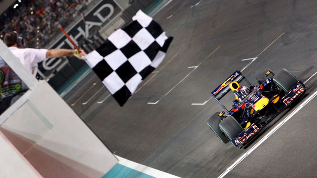 Vettel cruza la linea de meta