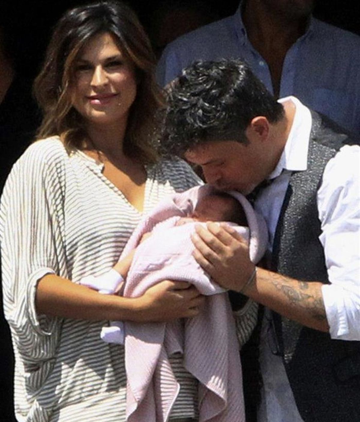 Alejandro Sanz y su mujer posan con su hija Alma