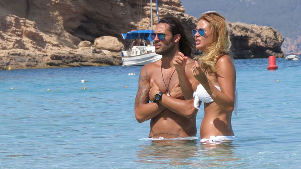Mar, sol y abrazos: Elisabeth Reyes y Sergio Sánchez, a Ibiza de segunda luna de miel