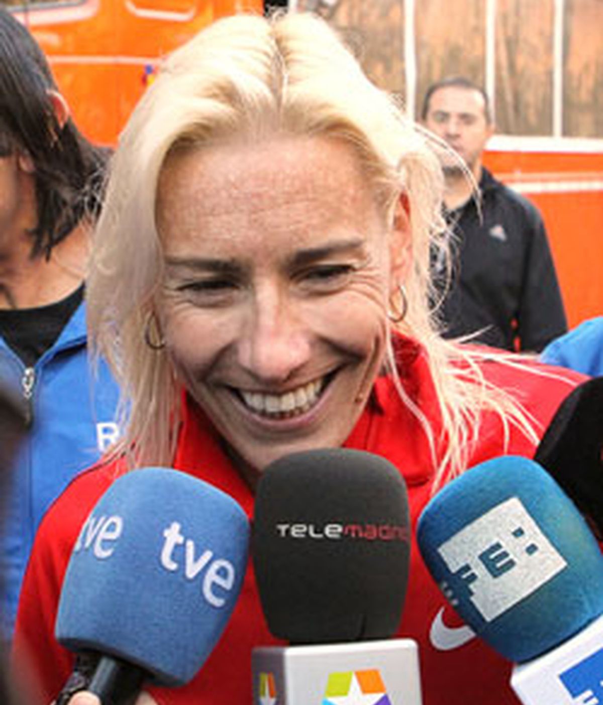 La atleta Marta Domínguez atiende a los periodistas antes de participar en los 10 kilómetros Divina Pastora de Madrid. FOTO: EFE