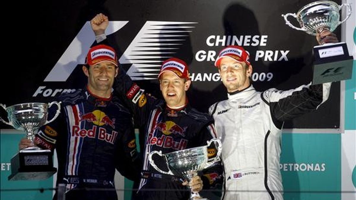 El piloto alemán de Fórmula Uno Sebastian Vettel (c), de Red Bull, su compañero de equipo, el australiano Mark Webber (i), y el británico Jenson Button, de Brawn GP, celebran su primera, segunda y tercera posición, respectivamente, en el Gran Premio de Fórmula Uno de China, hoy en el circuito internacional de Shaghai (China). EFE
