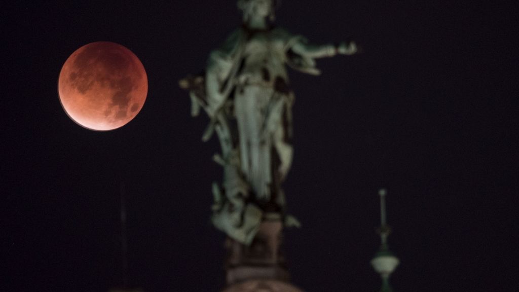 El eclipse lunar visto desde Hamburgo, Alemania