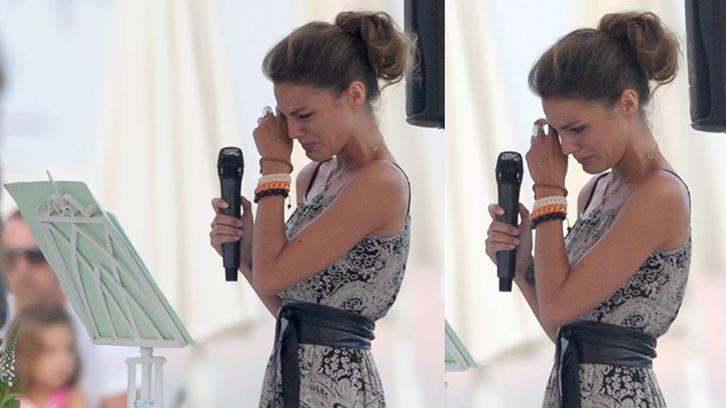 La actriz se emocionó al leer una carta a su hermano