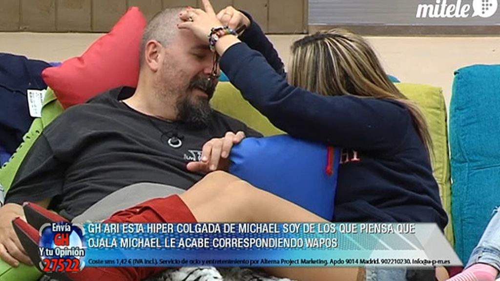 Juan, además de dejarse querer, también se deja depilar las cejas...