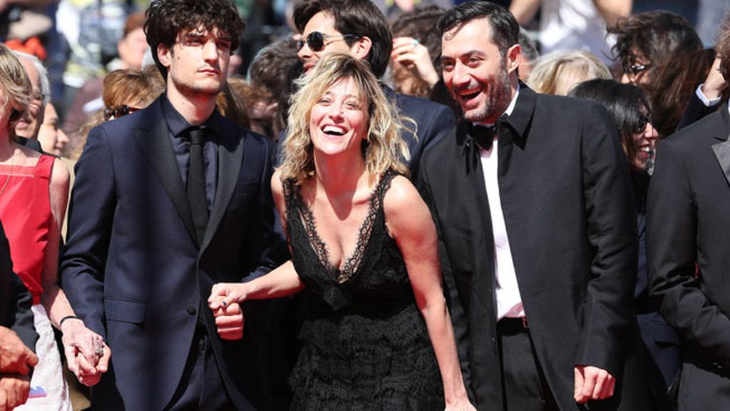 Valeria eligió el color negro para desfilar por la alfombra roja