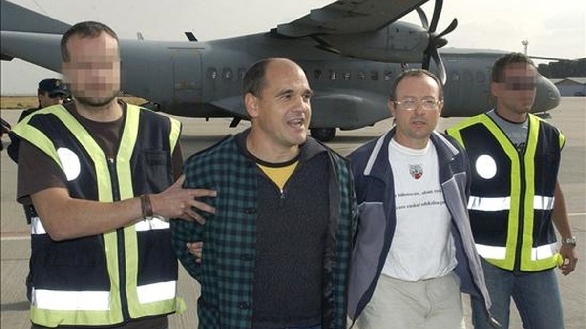 Los presuntos etarras Javier Abaunza Martínez (i), Juan Ramón Carasatorre Aldaz (d), y Manex Zubiaga Bravo (ausente en la foto), relacionados con los comandos Buruhauste, Madrid y Donosti, respectivamente, a su llegada a Madrid en el año 2007. EFE/Archivo