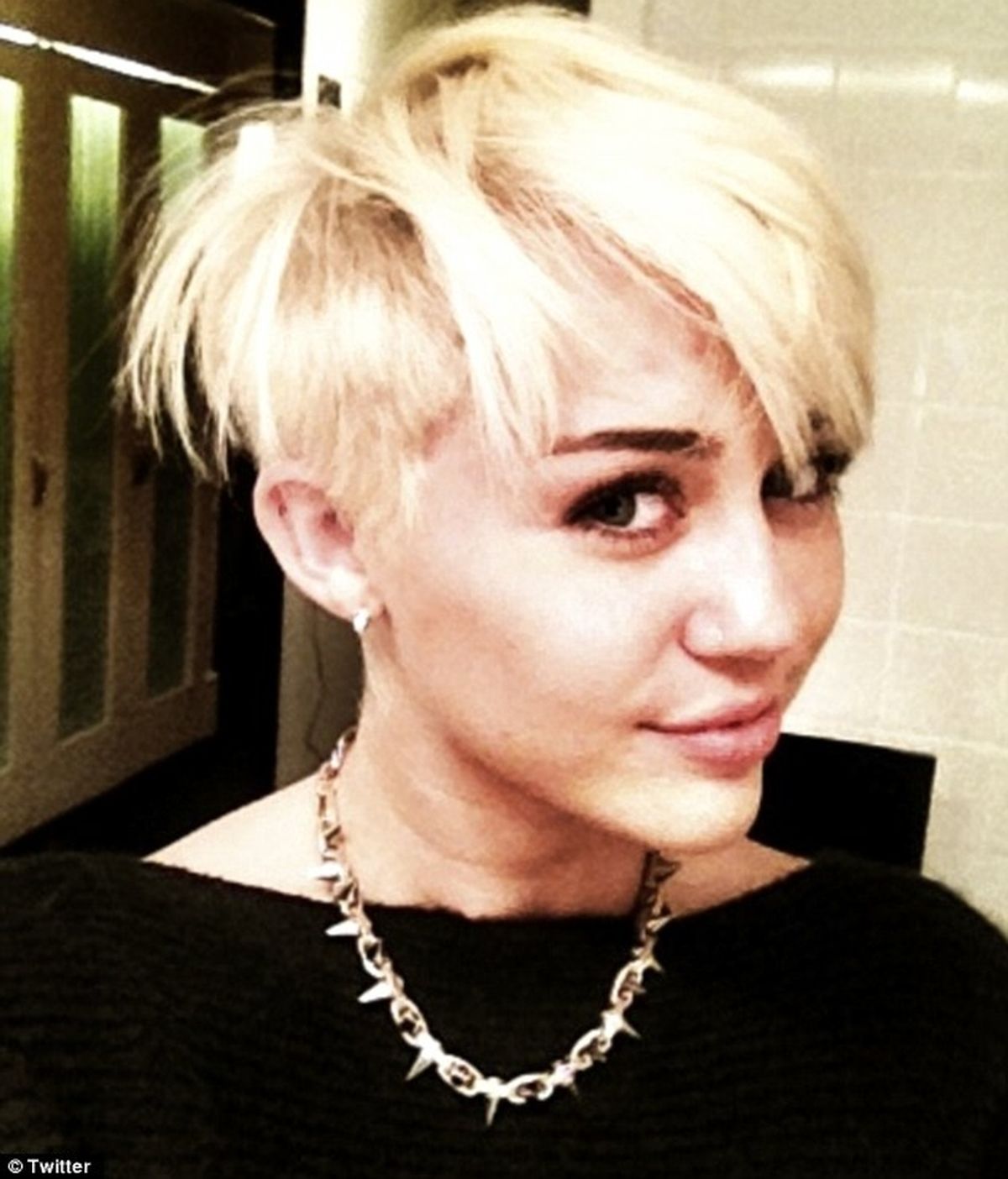 Miley Cyrus cuelga las fotos de su nuevo look.