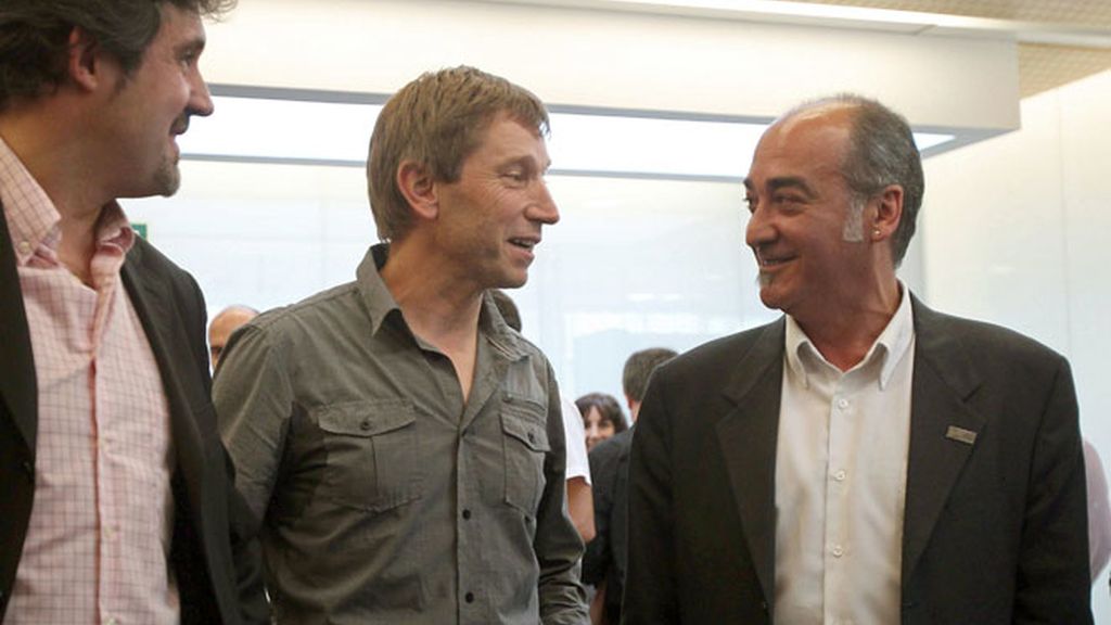 El nuevo diputado general de Guipúzcoa, Martín Garitano, (d), saluda al dirigente de Bildu, Pello Urizar (i), y al ex miembro de la mesa nacional de Batasuna, Rufi Etxeberria.