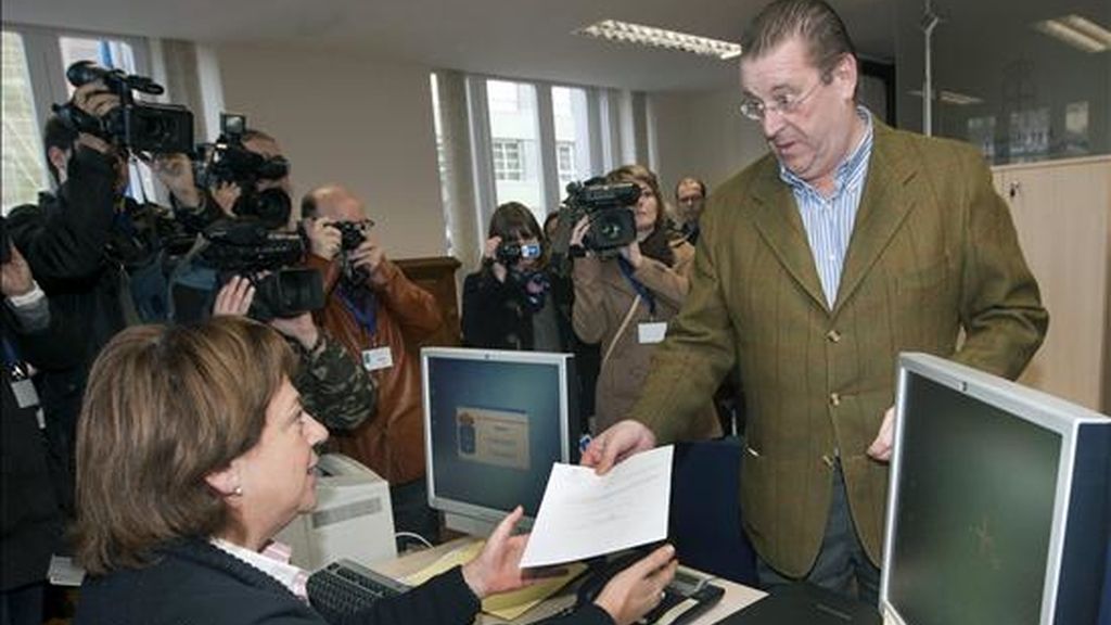 El vicepresidente segundo de la Junta General del Principado, Pelayo Roces, en el momento de formalizar hoy, en el Registro de la Junta General del Principado, su renuncia como diputado del PP en el Parlamento regional, un día después de que el ex ministro Francisco Alvarez -Cascos anunciara que está dispuesto a liderar un nuevo partido tras su frustrada designación como candidato del PP en Asturias, que le ha llevado a darse de baja como militante. EFE El vicepresidente segundo de la Junta General del Principado, Pelayo Roces, en el momento de formalizar hoy, en el Registro de la Junta General del Principado, su renuncia como diputado del PP en el Parlamento regional, un día después de que el ex ministro Francisco Alvarez -Cascos anunciara que está dispuesto a liderar un nuevo partido tras su frustrada designación como candidato del PP en Asturias, que le ha llevado a darse de baja como militante. EFE