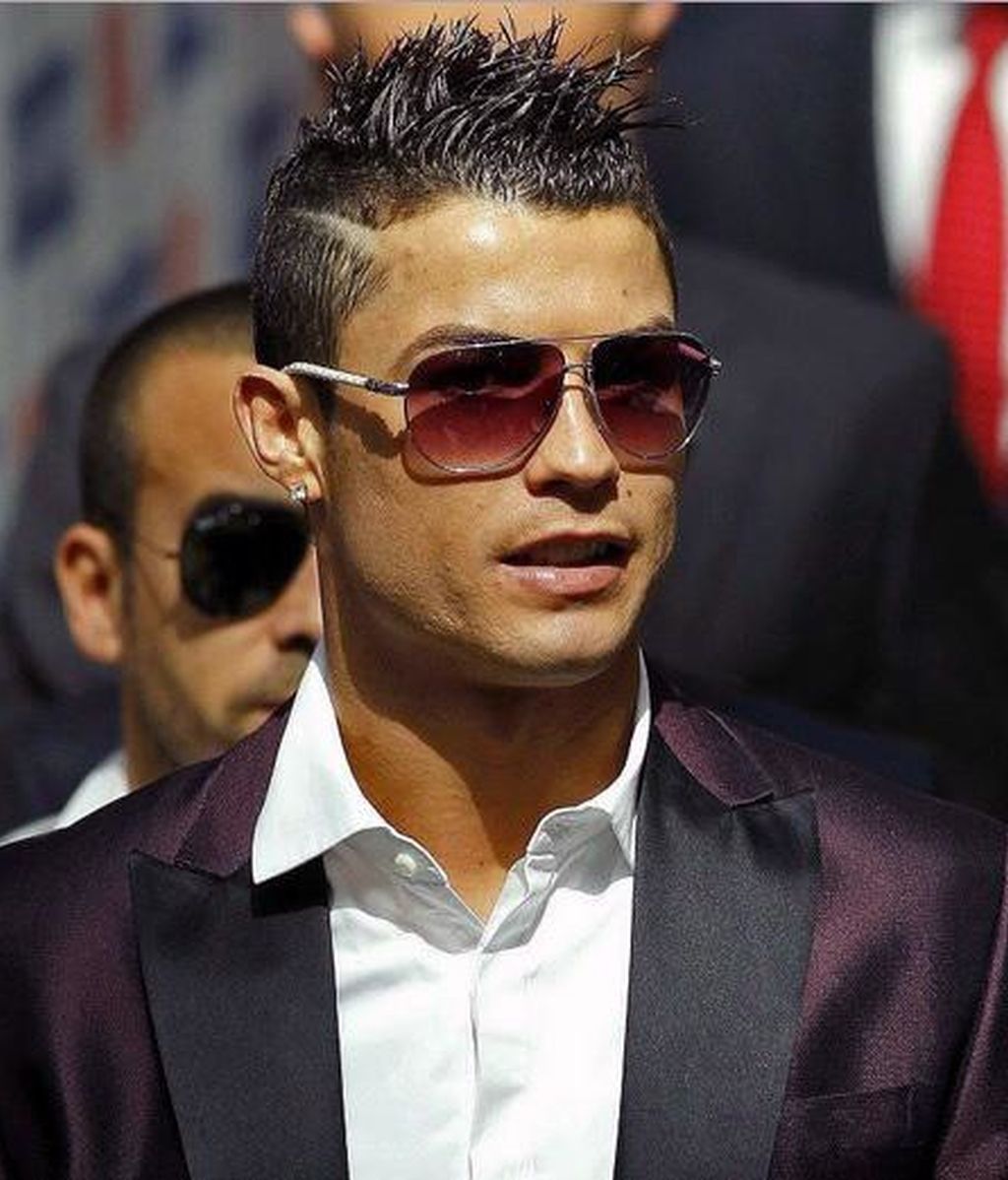 En el lateral, en el flequillo, doble raya...