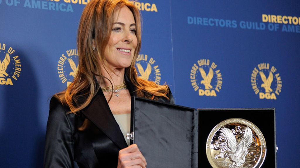 Kathryn Bigelow la directora de cine posa en el escenario con su placa