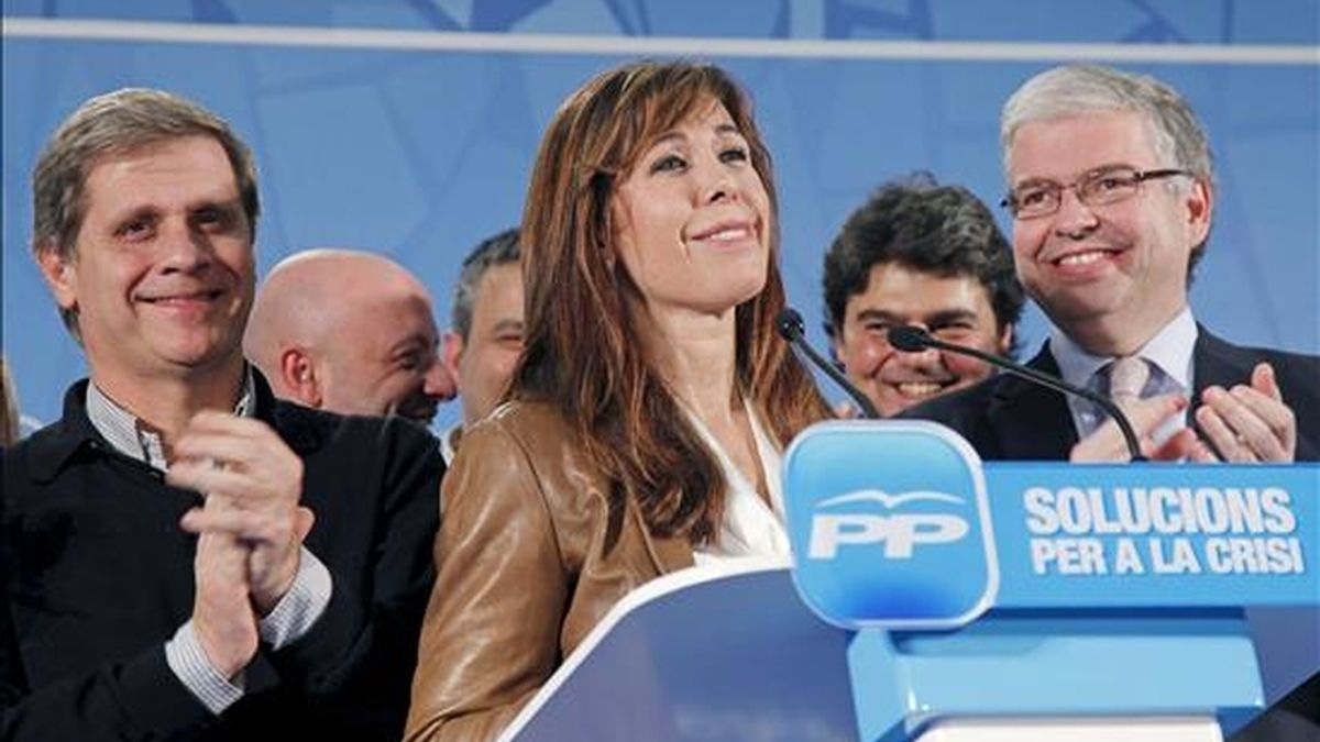 La candidata del PPC, Alícia Sánchez-Camacho (c), junto al presidente del grupo del PP en el Ayuntamiento de Barcelona, Alberto Fernández Díaz (i), y el secretario general del PP catalán, Jordi Cornet. EFE