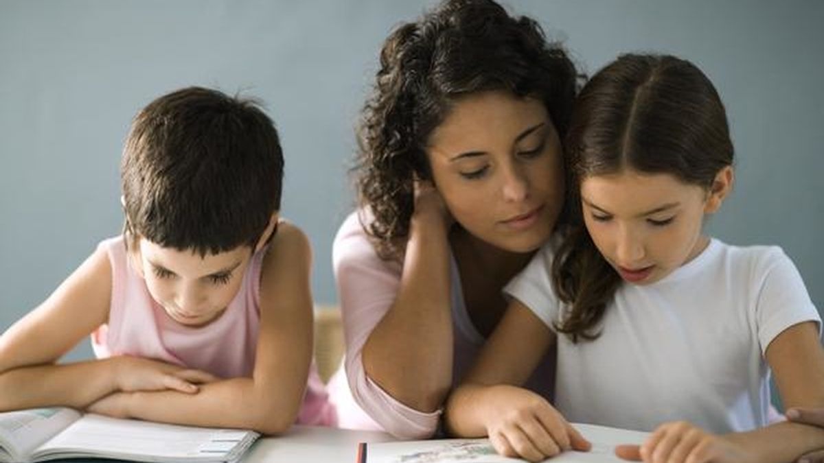 Supervisar los deberes de los hijos mejora su rendimiento escolar
