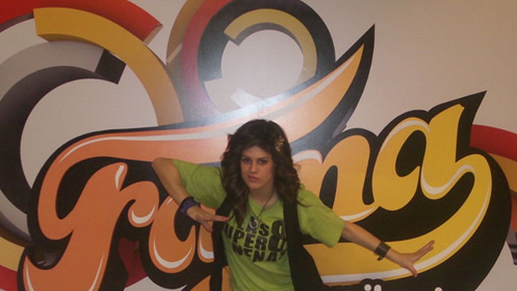 Sonia en la puerta de la Escuela