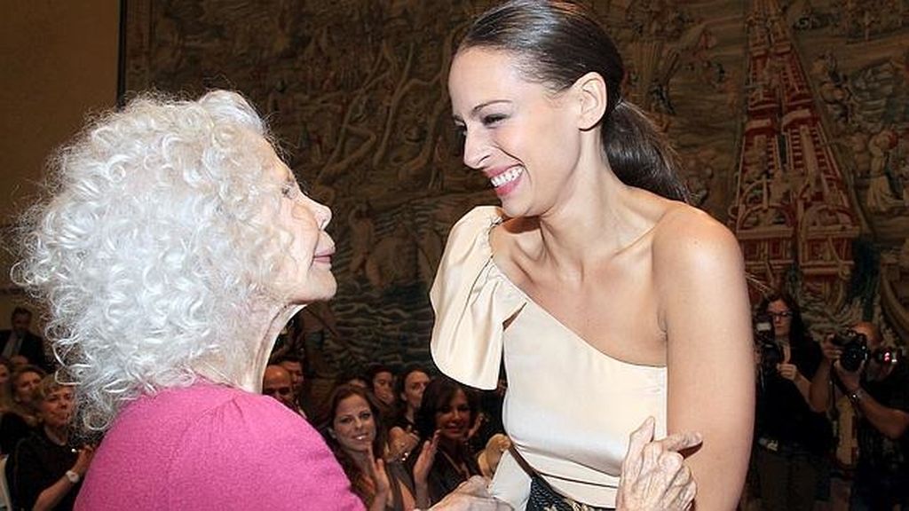 La ex modelo Eva González sabe que realza el cuello