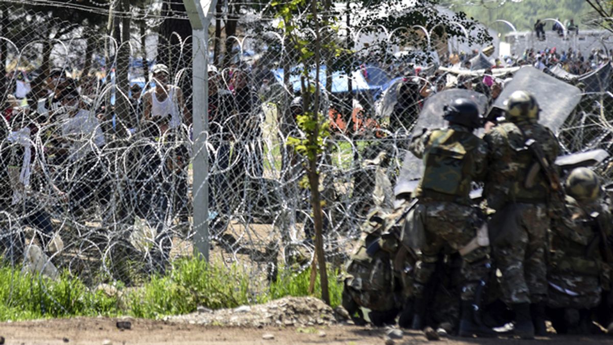 La policía macedonia reprime a los refugiados en la frontera con Grecia