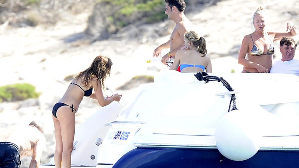 'Busta' y Paula, enamorados en Ibiza como el primer día