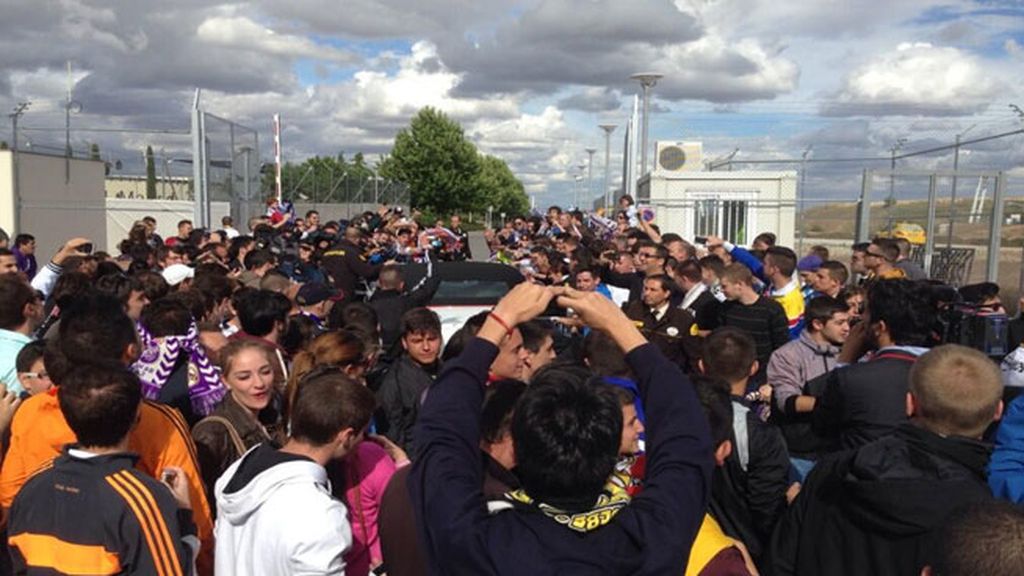 Los aficionados despiden a los jugadores del Madrid antes de partir a Lisboa