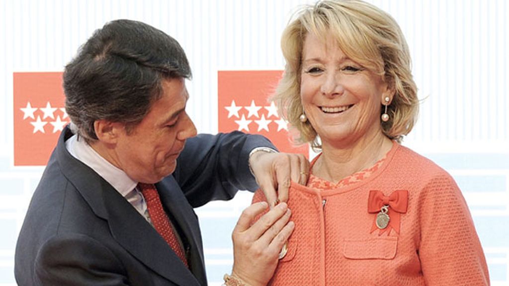 Esperanza Aguirre recibe la medalla de la orden del 2 de mayo