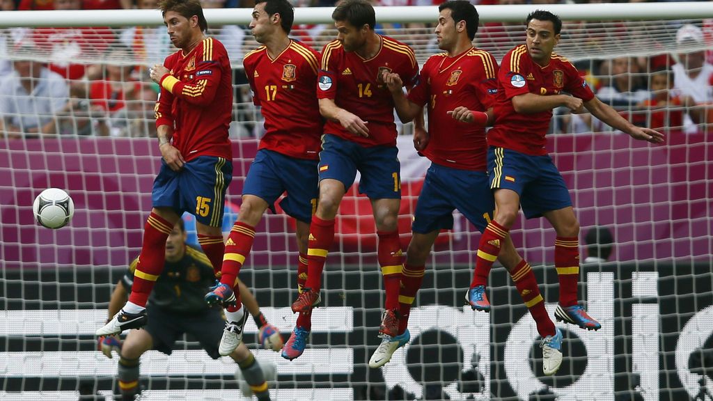 La barrera española salta tras el disparo de Pirlo