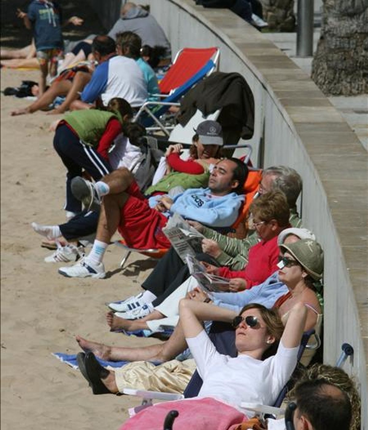 Un grupo de turistas tomando el sol en las pasadas vacaciones de Semana Santa. EFE/Archivo