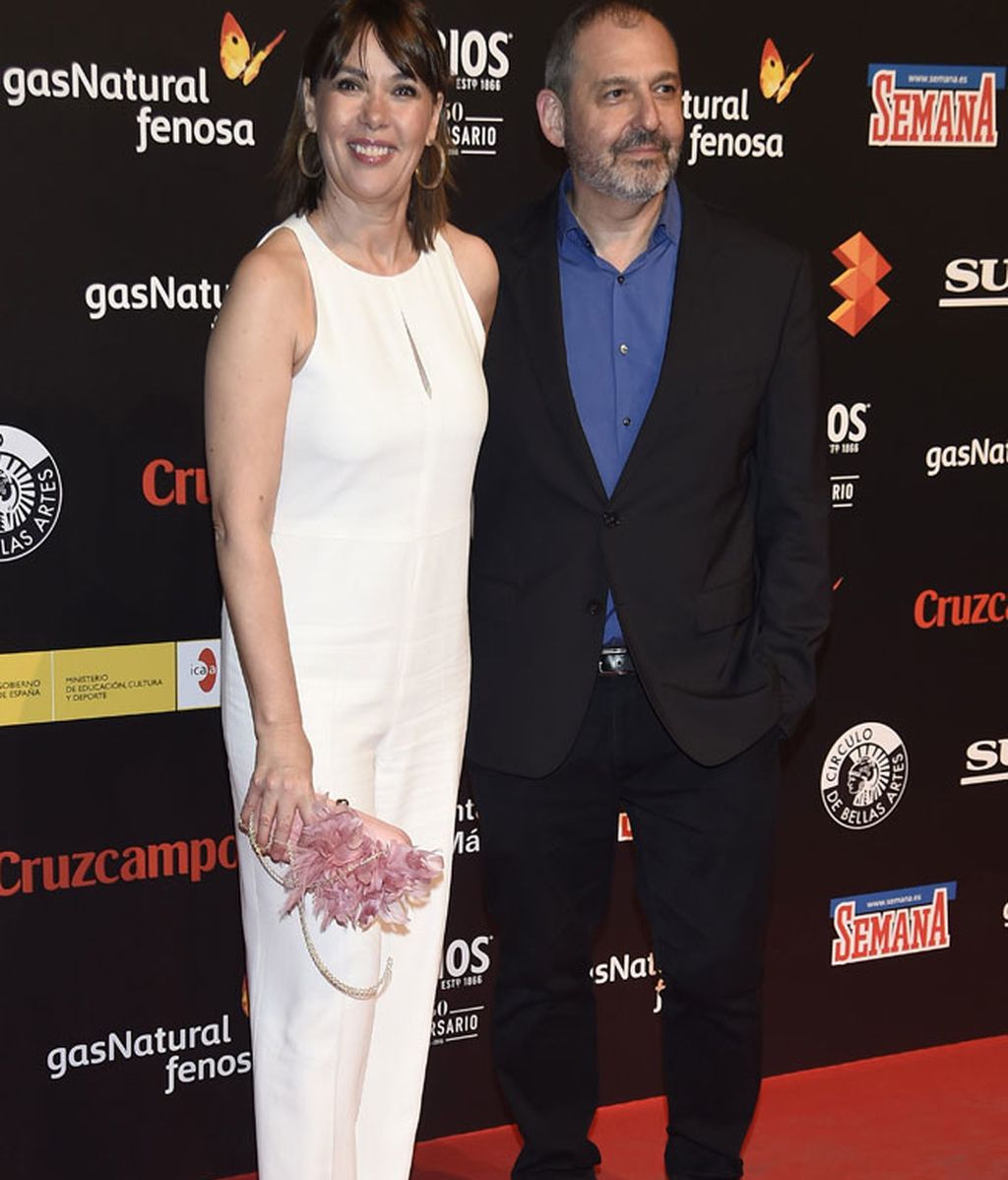 Mabel Lozano con mono blanco