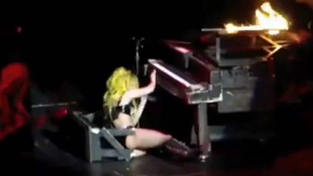 Lady Gaga se cae de espaldas en pleno concierto