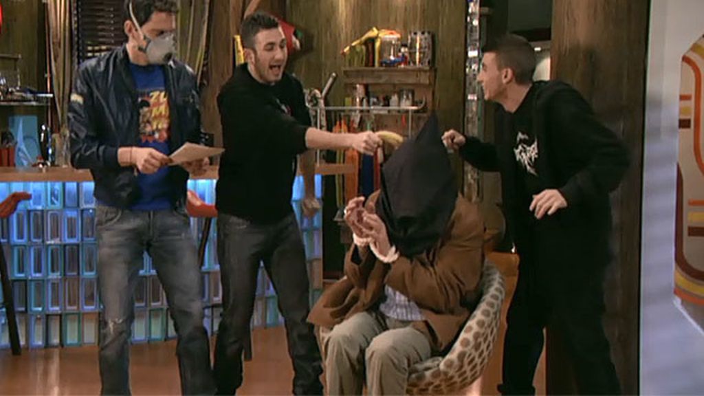 El hostelero cae en la broma de Jonathan y Mecos