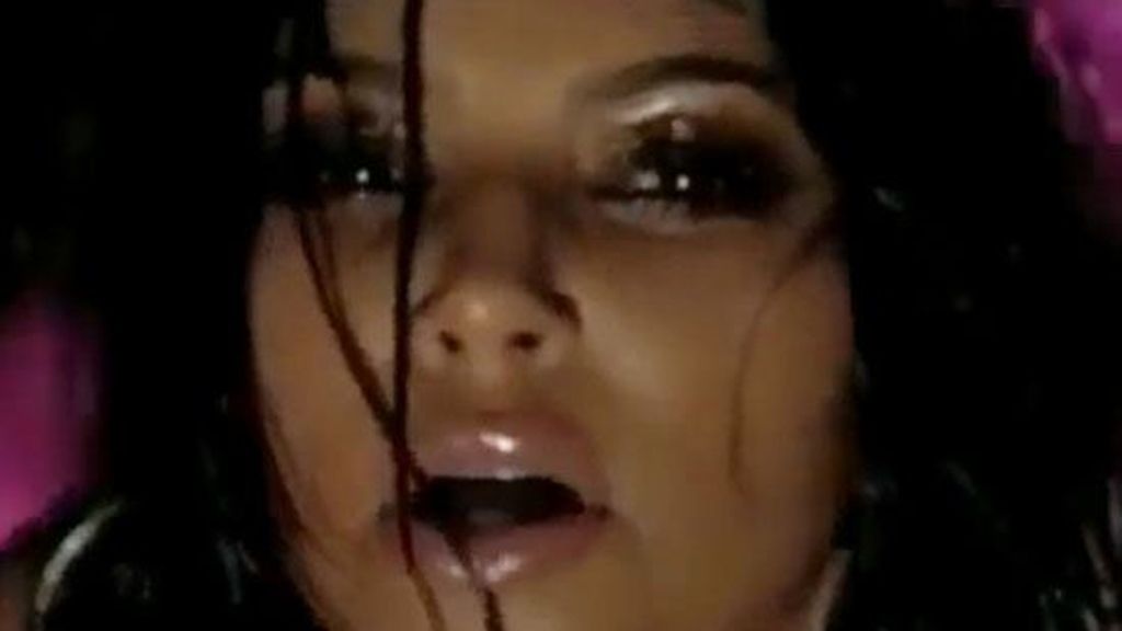 Kim Kardashian, atrevida y sensual en "Turn it up"